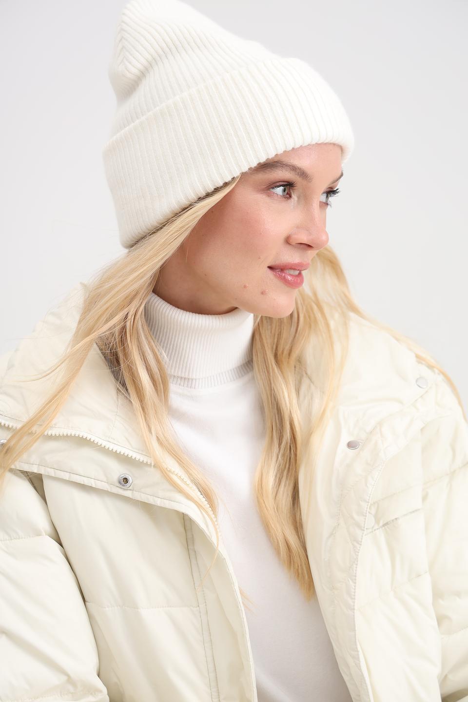 Шапка Adel вязаная белая