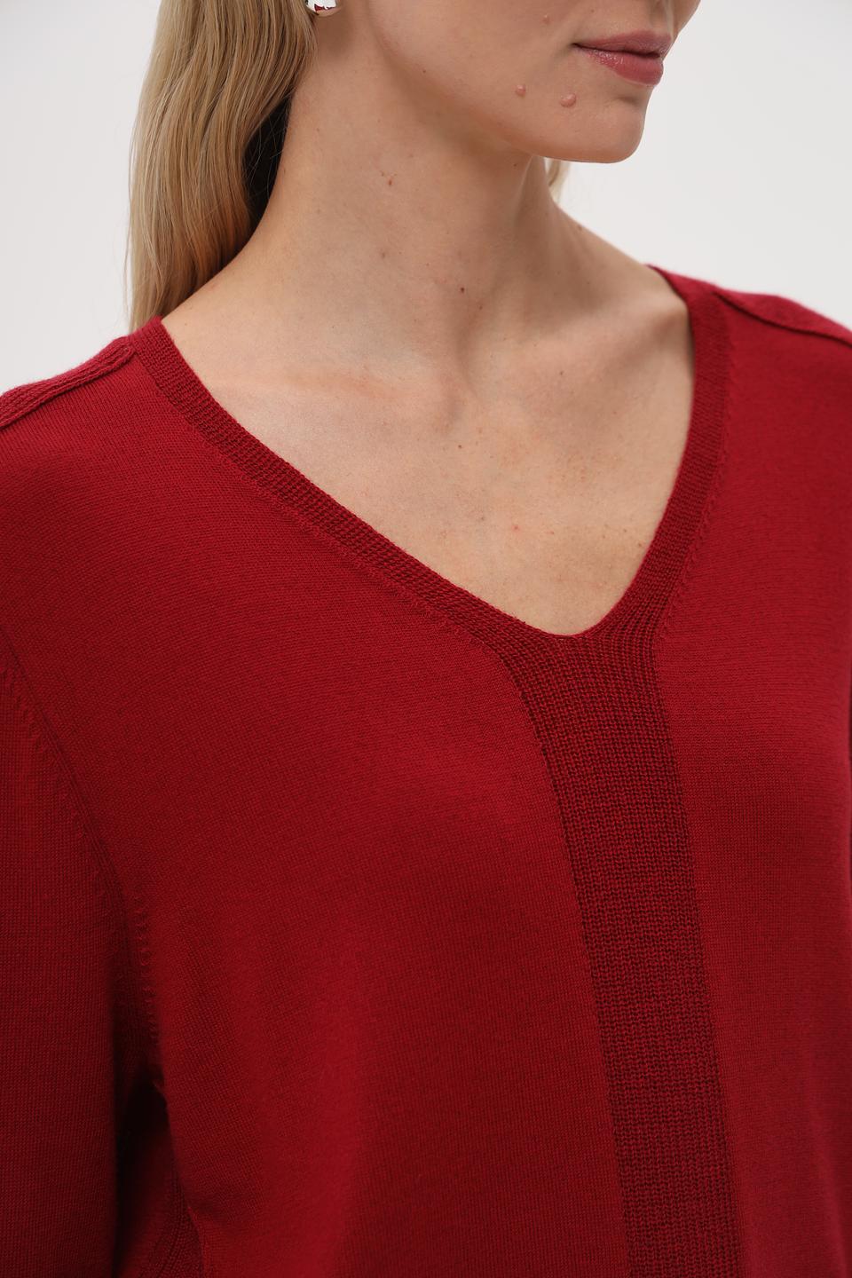 Пуловер Pezzo винного цвета с V-образным вырезом