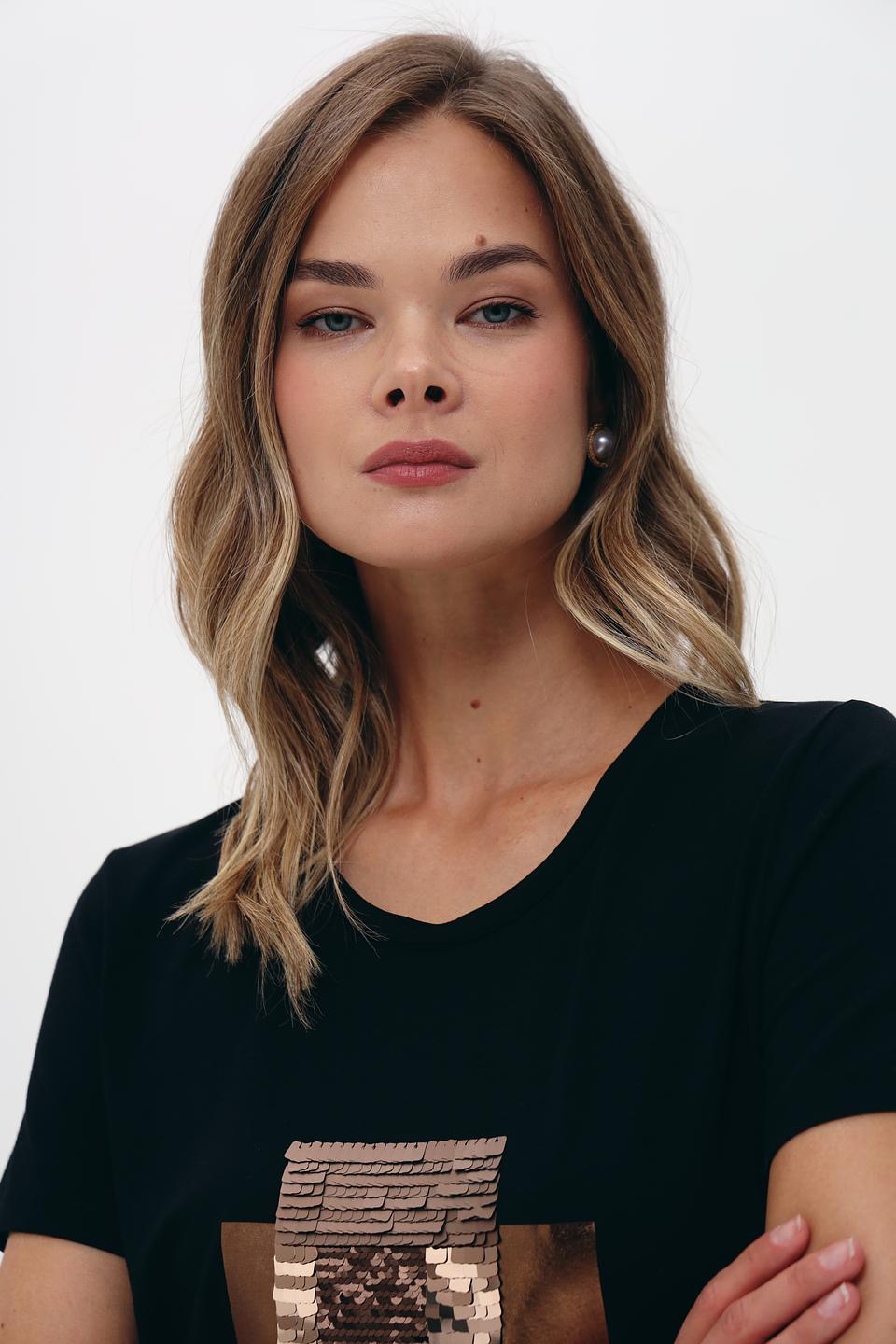 Футболка More and More с принтом чёрная