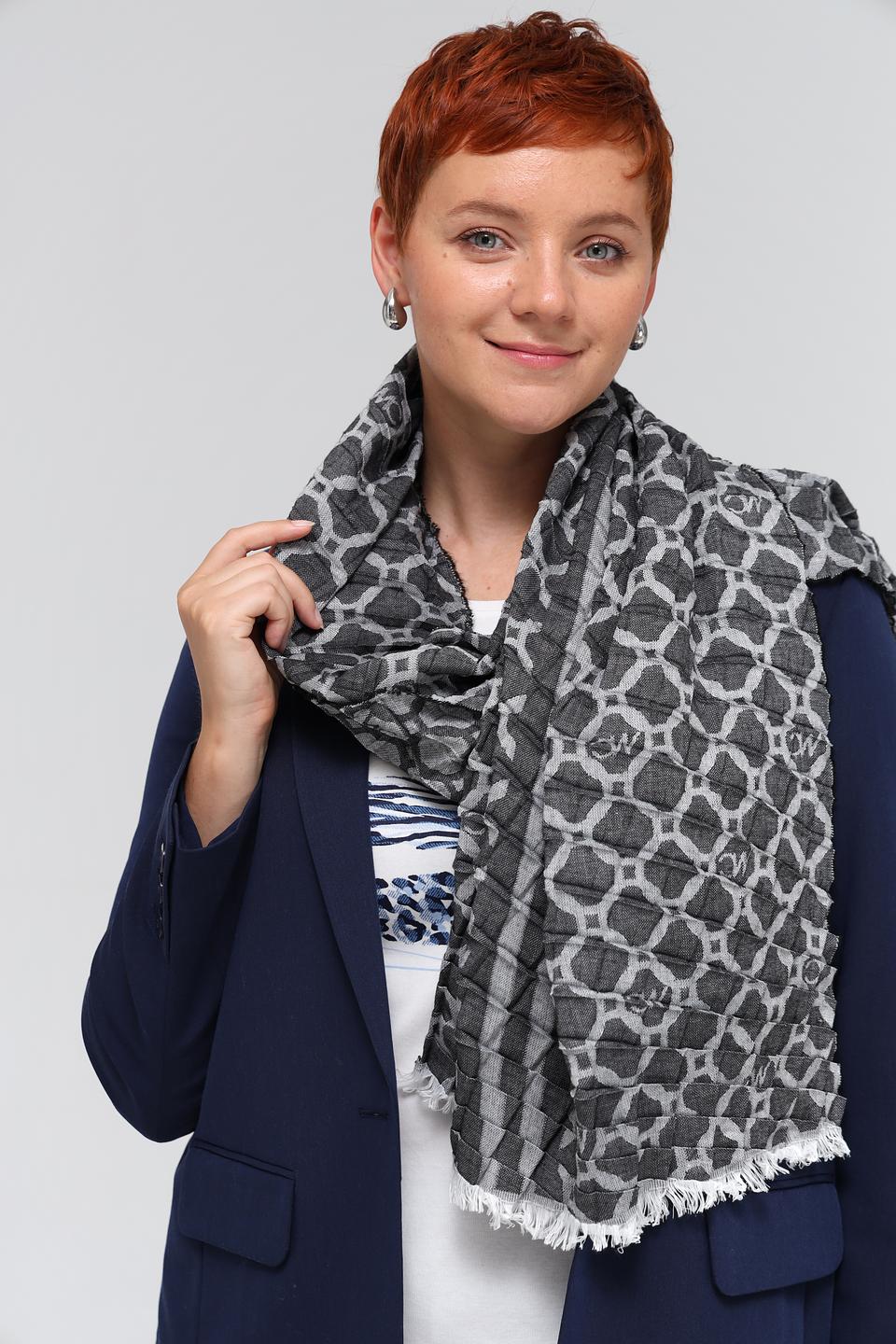 Шарф Marc Cain с геометрическим рисунком