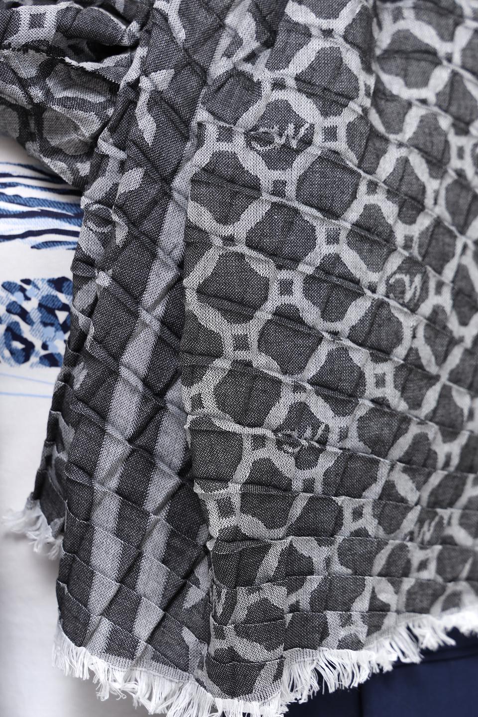 Шарф Marc Cain с геометрическим рисунком