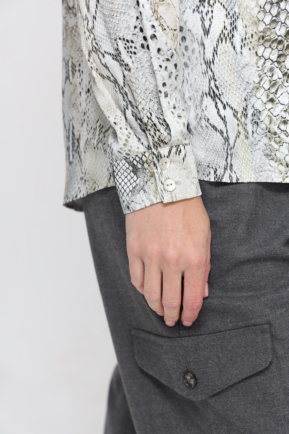 Блуза Bianca с принтом змеи