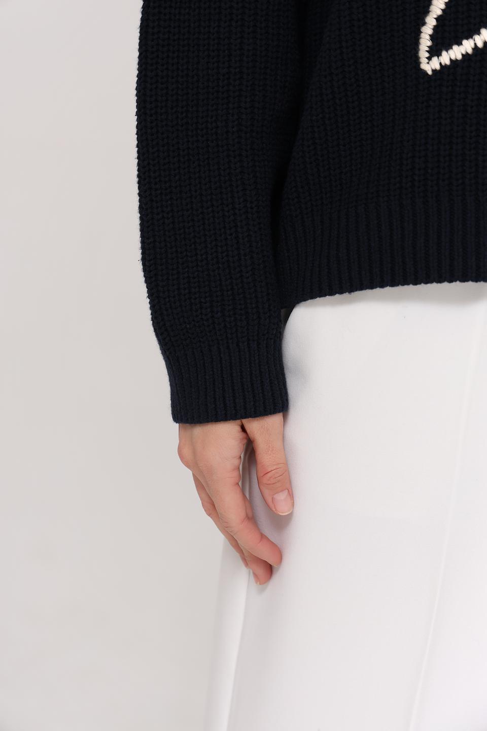 Пуловер Lecomte с цветами чёрный