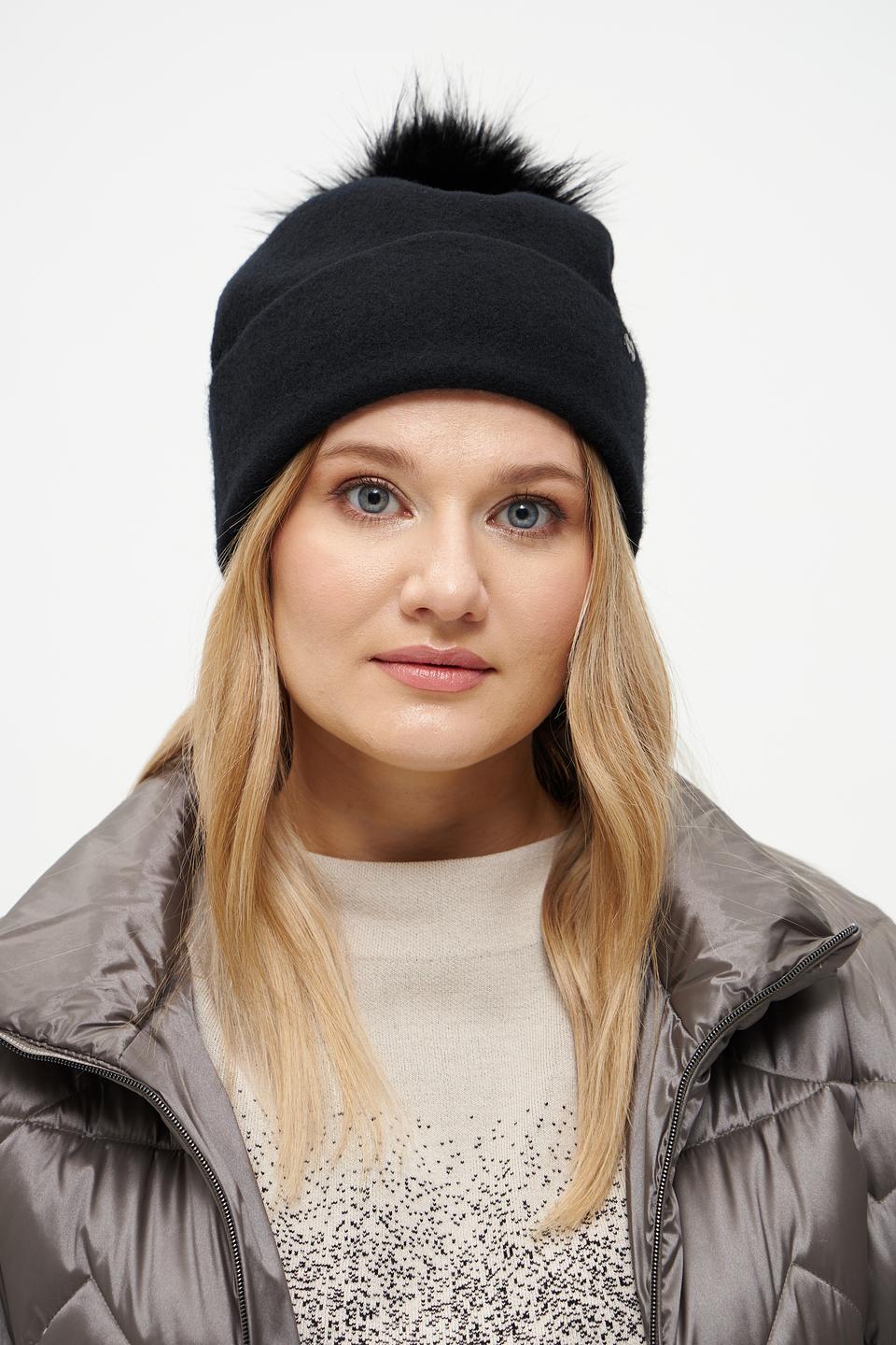 Шапка Marc Cain с помпоном чёрная