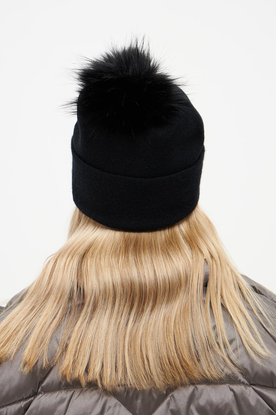 Шапка Marc Cain с помпоном чёрная