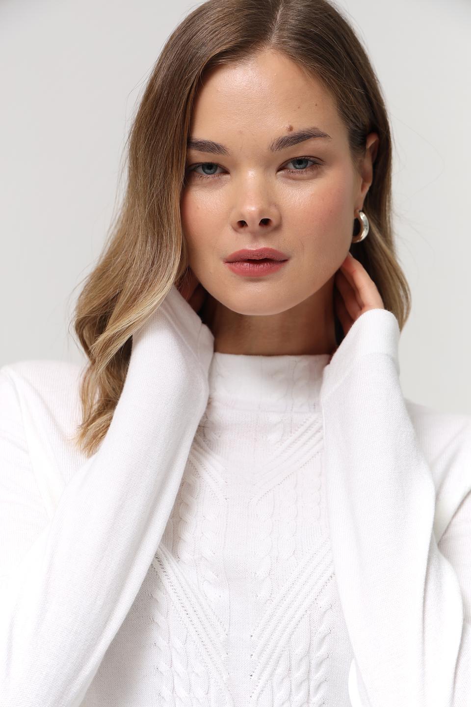 Пуловер Gollehaug женский белый с косами