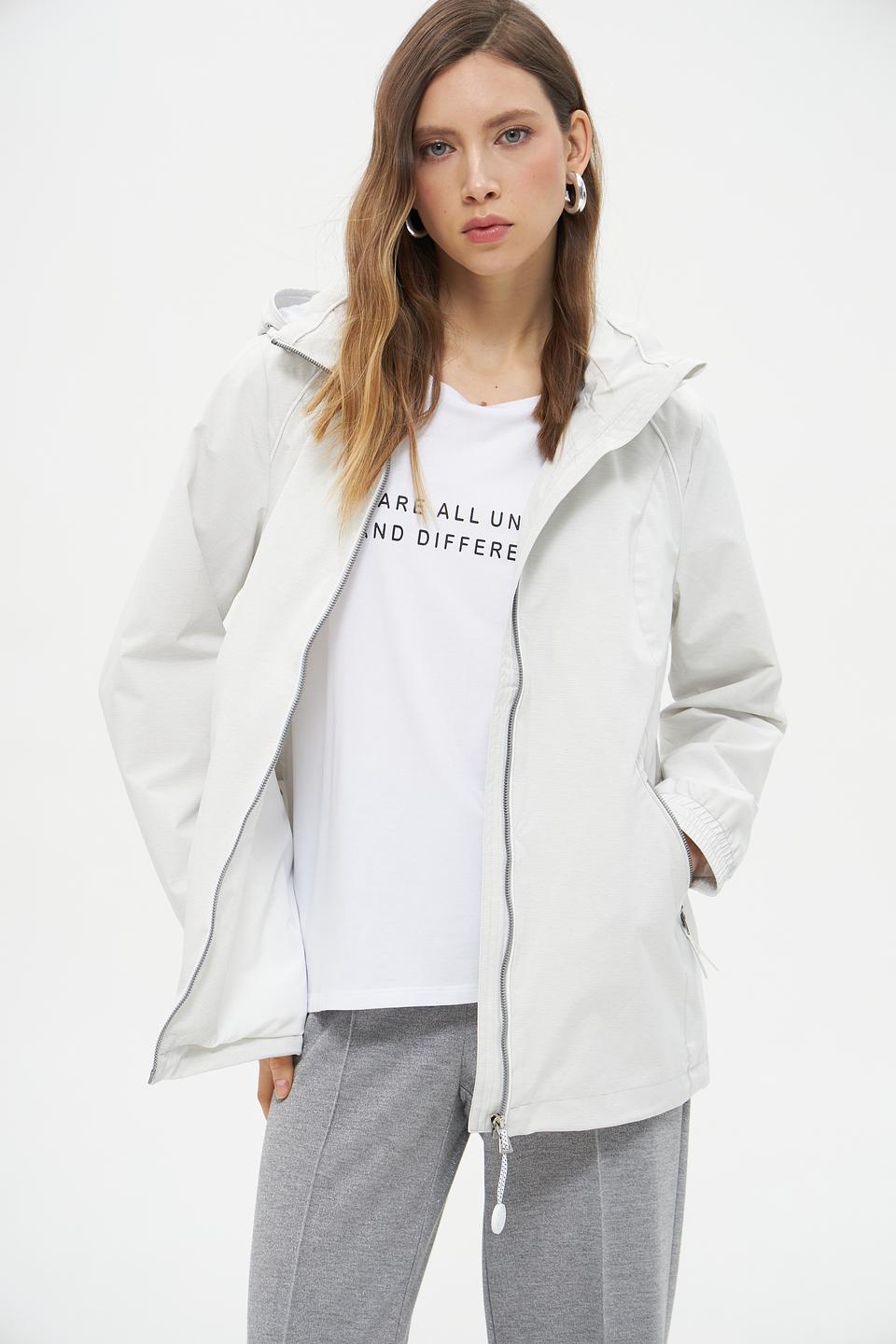 Куртка District женская светло-серая