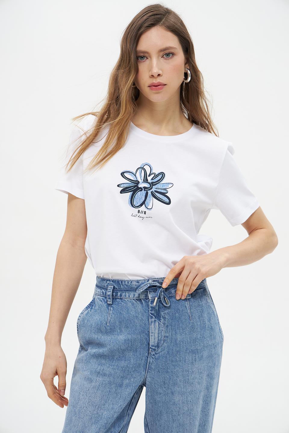 Футболка Bianca с цветком белый