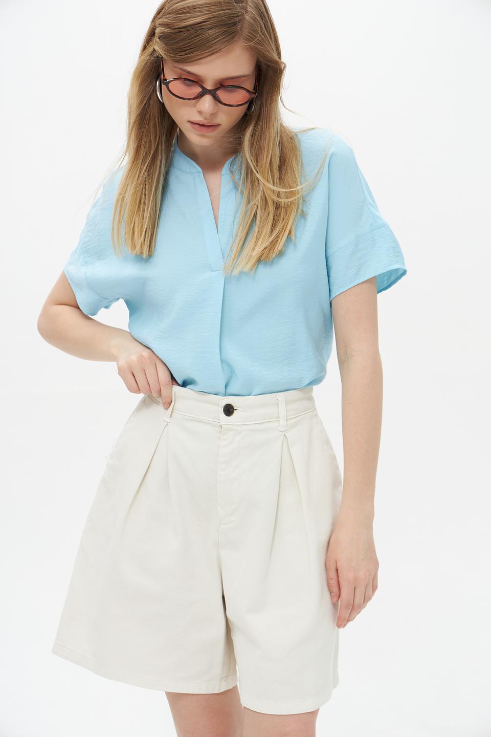 Блузка Rabe collection голубая с V-образным вырезом