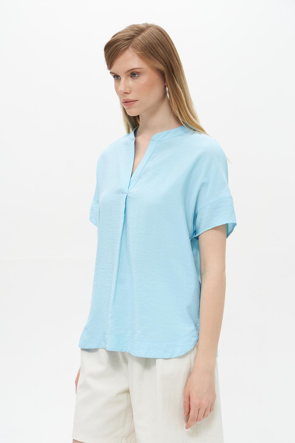 Блузка Rabe collection голубая с V-образным вырезом