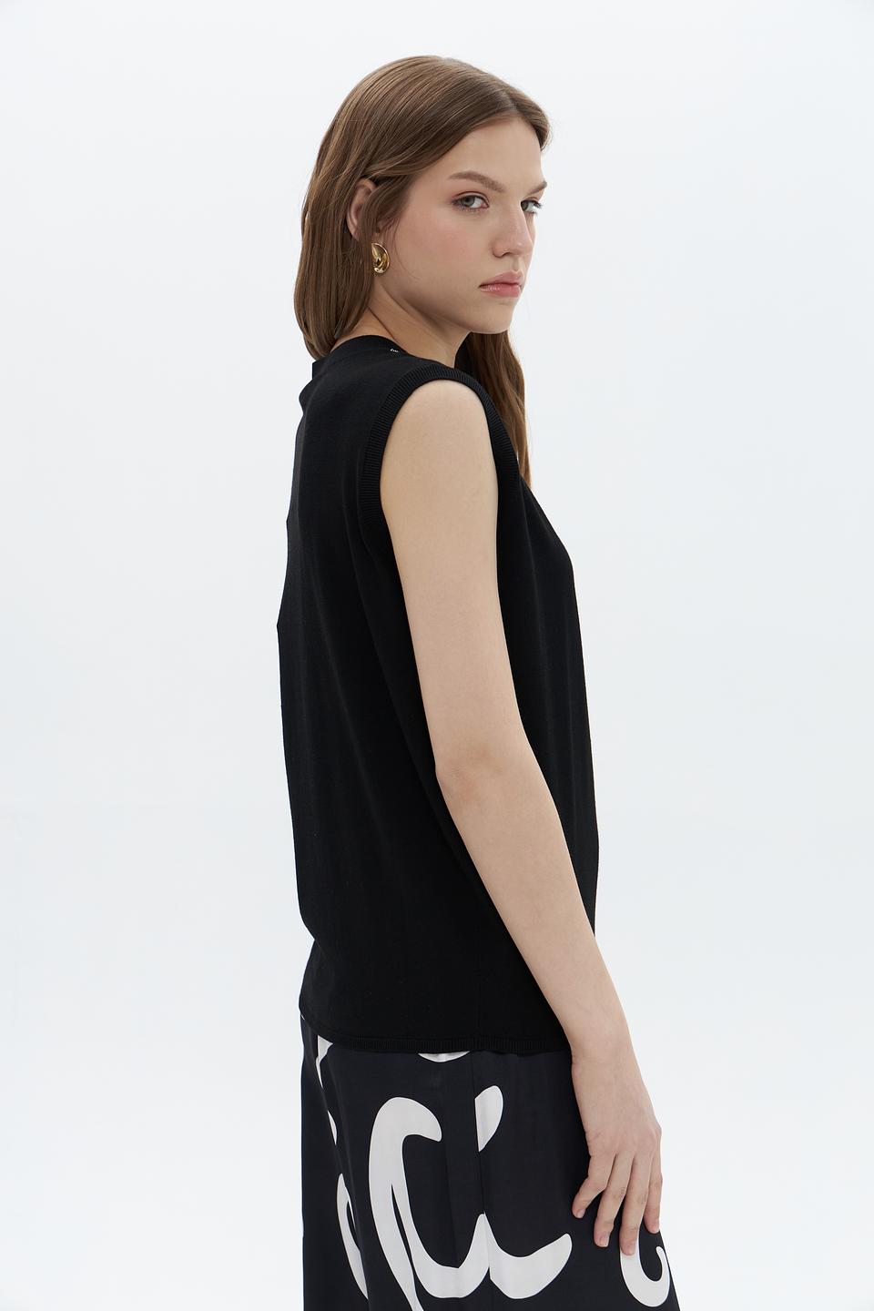 Топ UNQ женский черный с отделкой