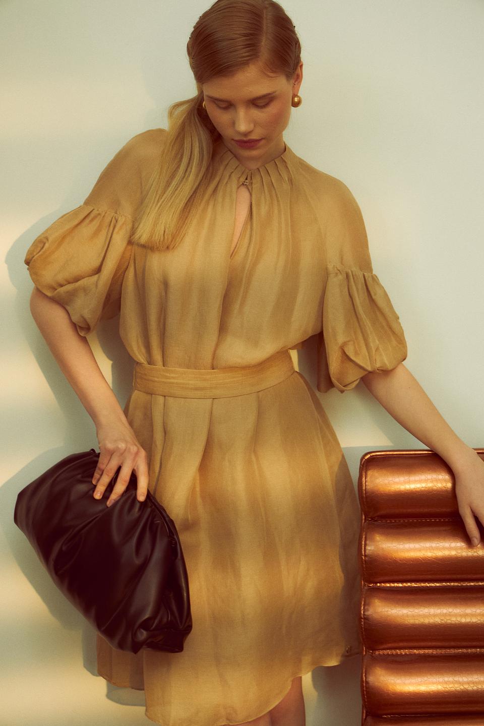 Платье Marc Cain бежевое с поясом из льна и шелка