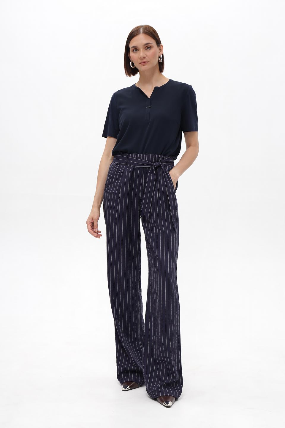 Блузка Frank Walder темно-синяя с V-образным вырезом