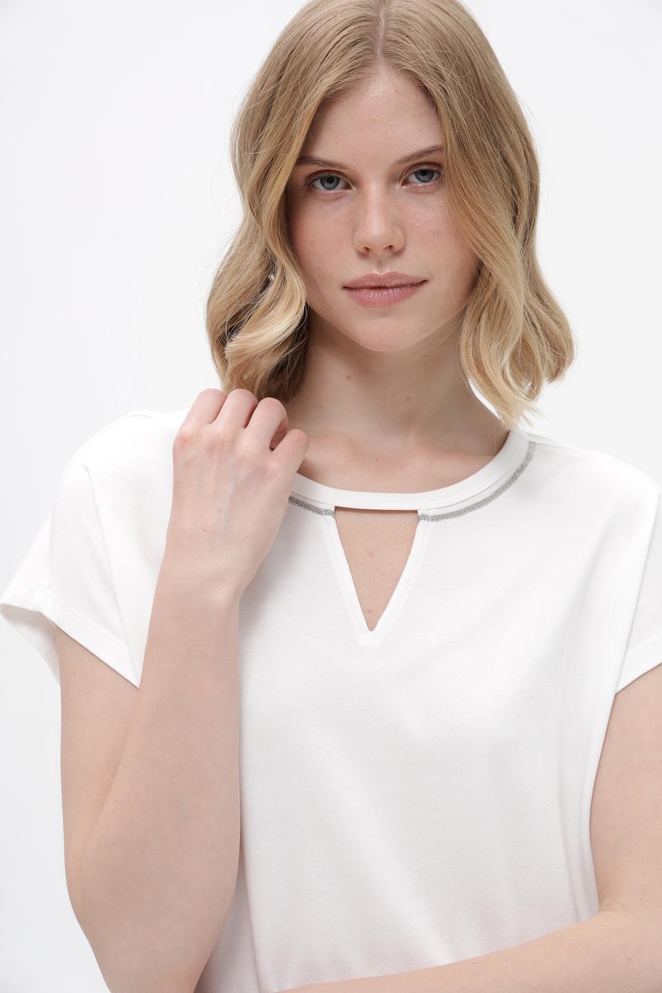 Футболка Monari с вырезом