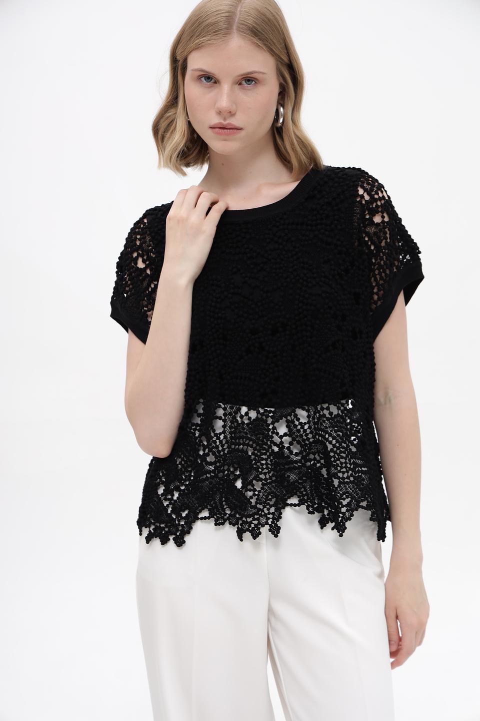 Пуловер Monari с кружевом черный