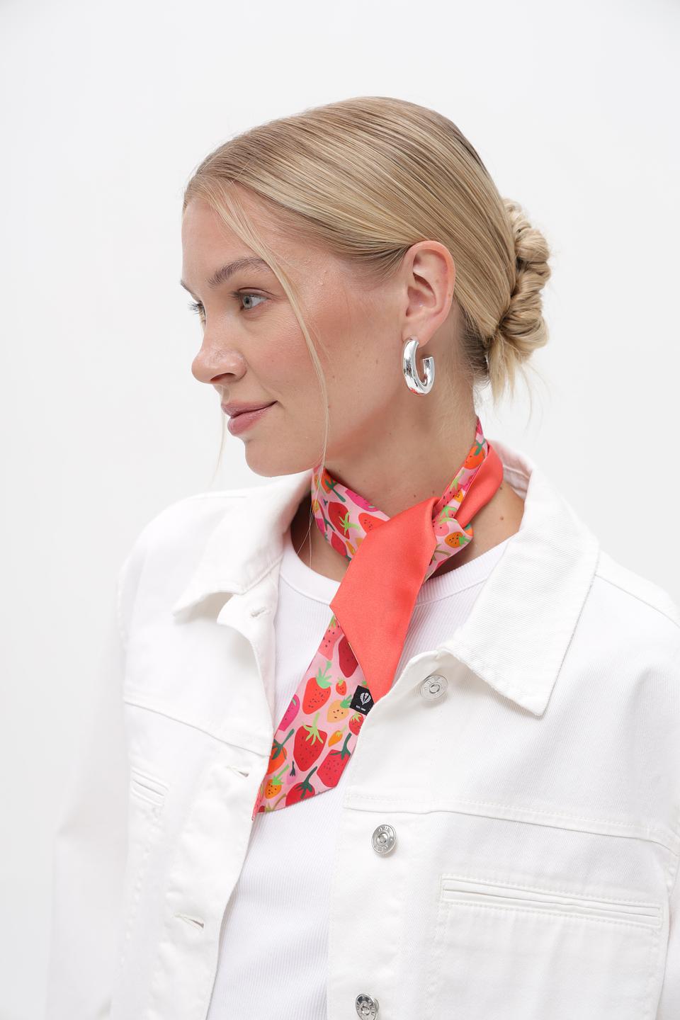 Шарф Fraas с клубничным принтом