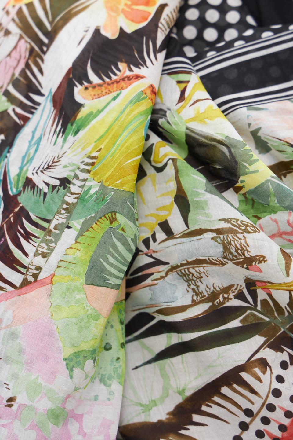 Шарф Marc Cain с тропическим принтом