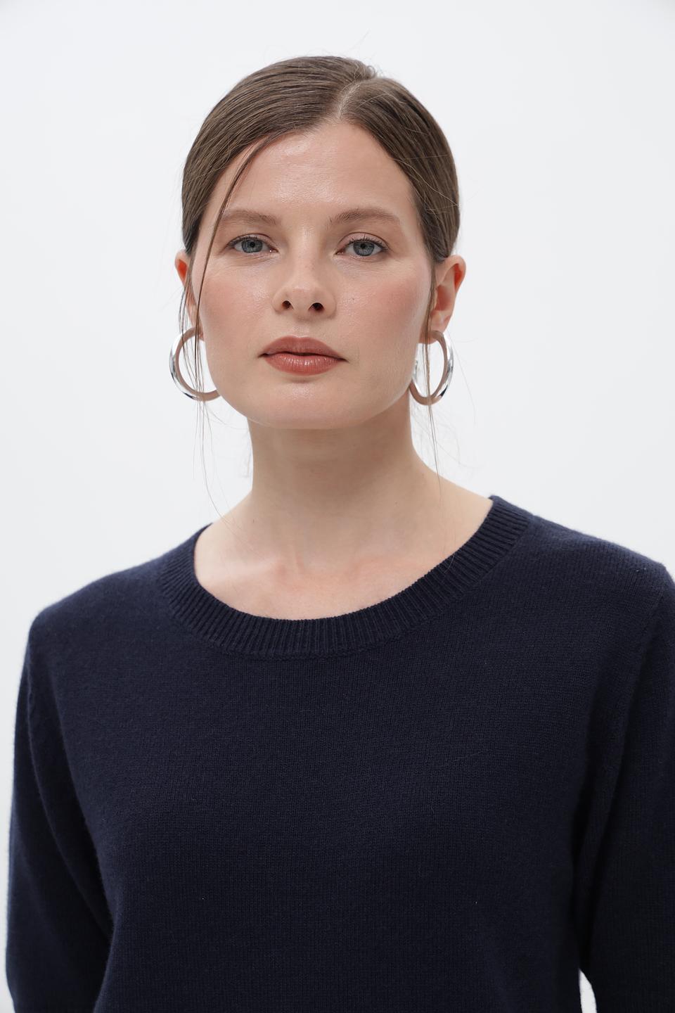 Пуловер Oui темно-синий с джинсовыми карманами и кнопками