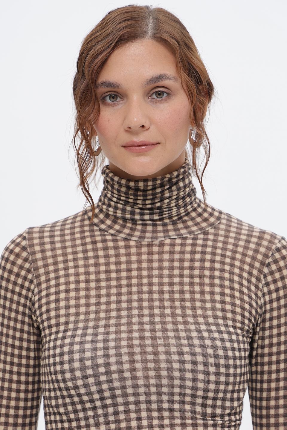 Футболка Croche в клетку с высоким воротом
