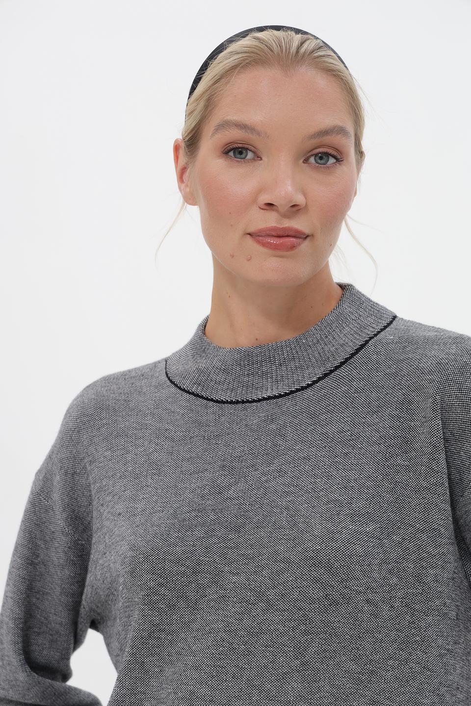 Пуловер UNQ с отделкой