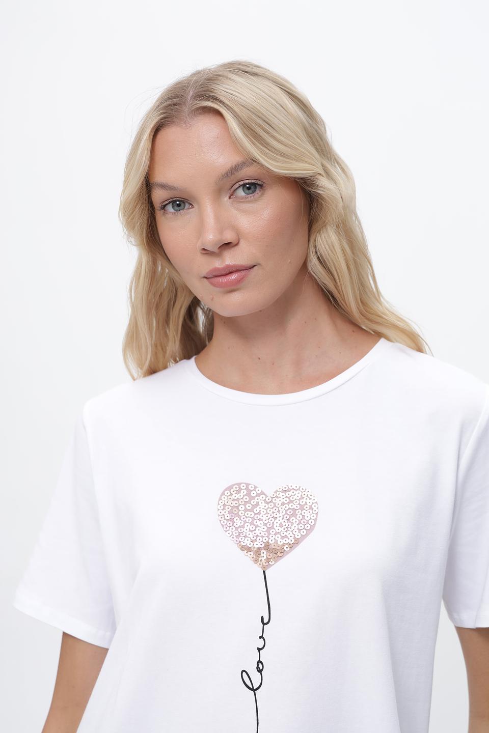 Футболка More and More с сердцем