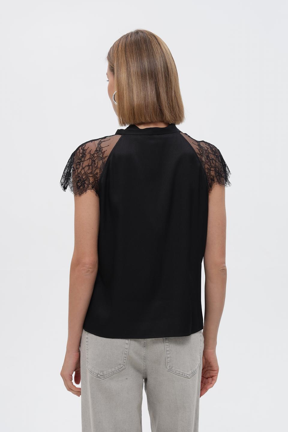 Блузка Marc Cain с бантом и кружевом