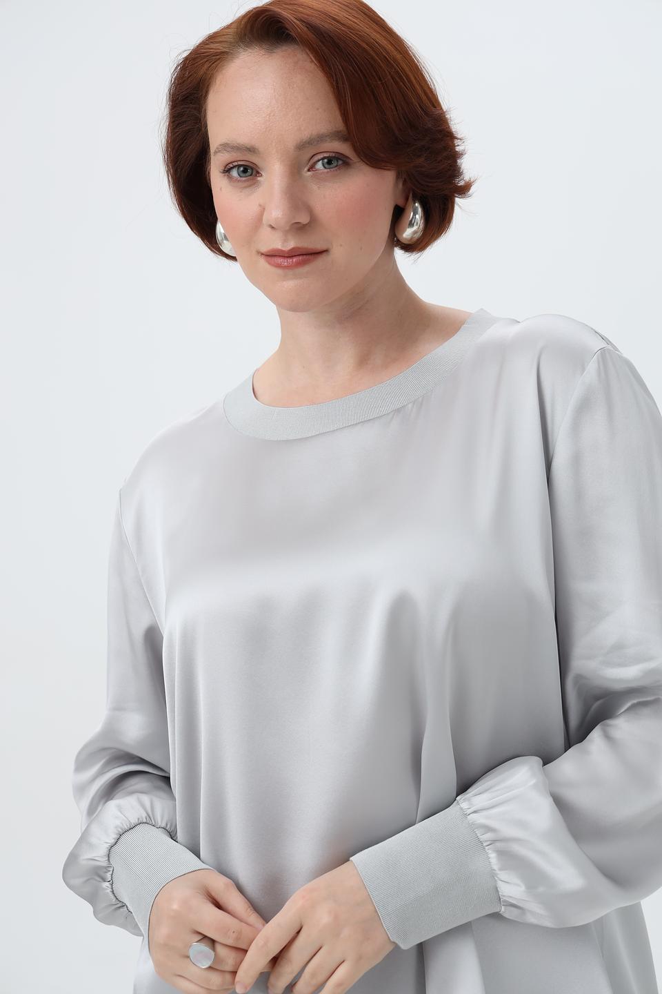 Блузка Herzens Angelegenheit атласная серая