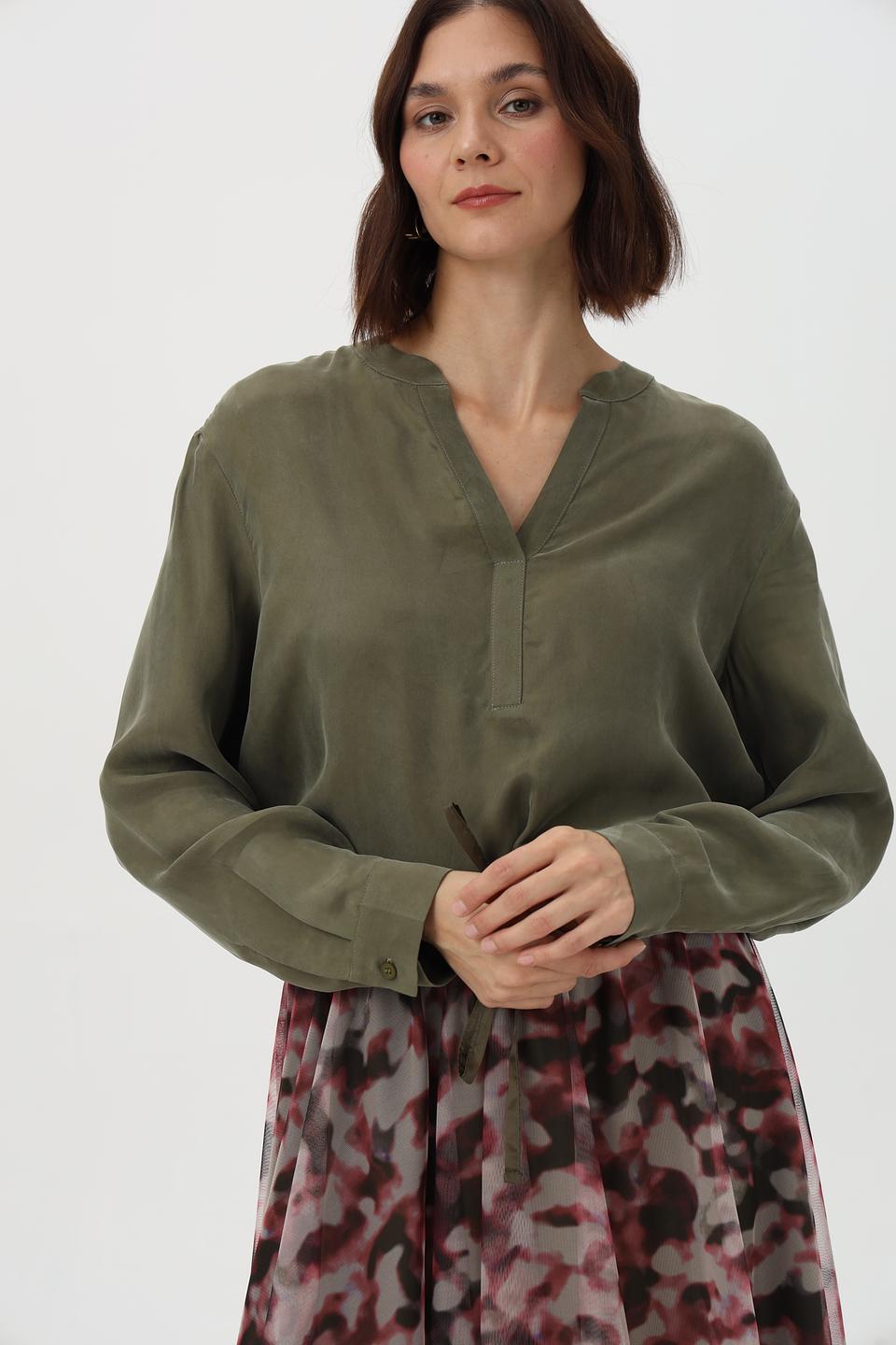 Блузка Lecomte оливковая с V-образным вырезом
