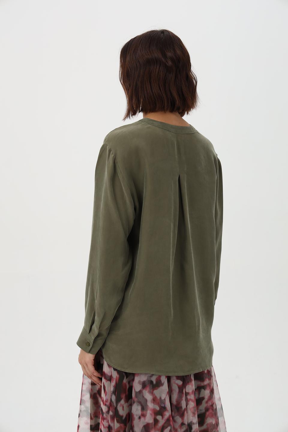 Блузка Lecomte оливковая с V-образным вырезом