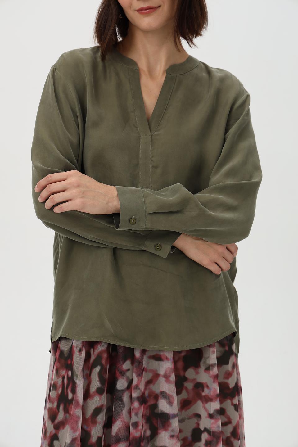 Блузка Lecomte оливковая с V-образным вырезом