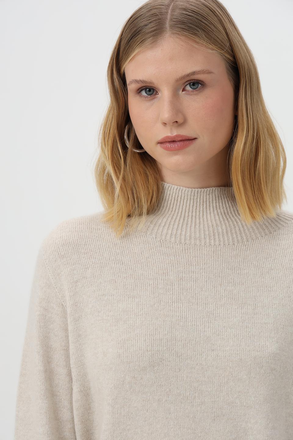Пуловер Oui с карманом бежевый
