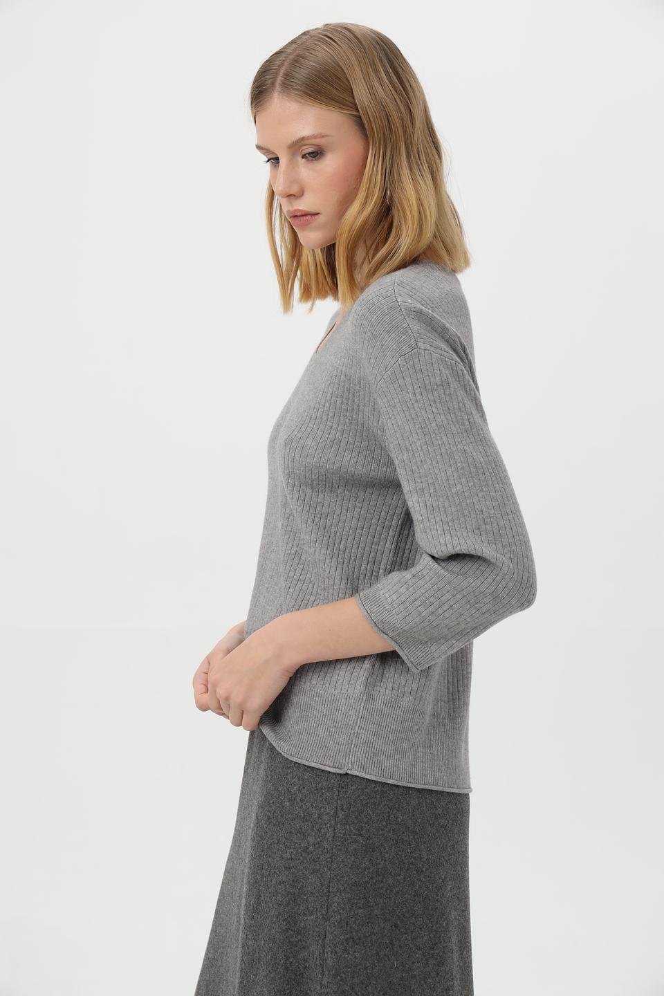 Пуловер Betty Barclay серый с V-образным вырезом
