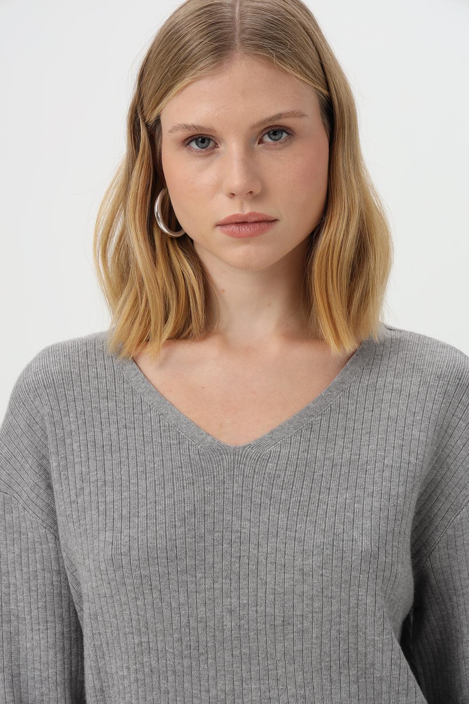 Пуловер Betty Barclay серый с V-образным вырезом