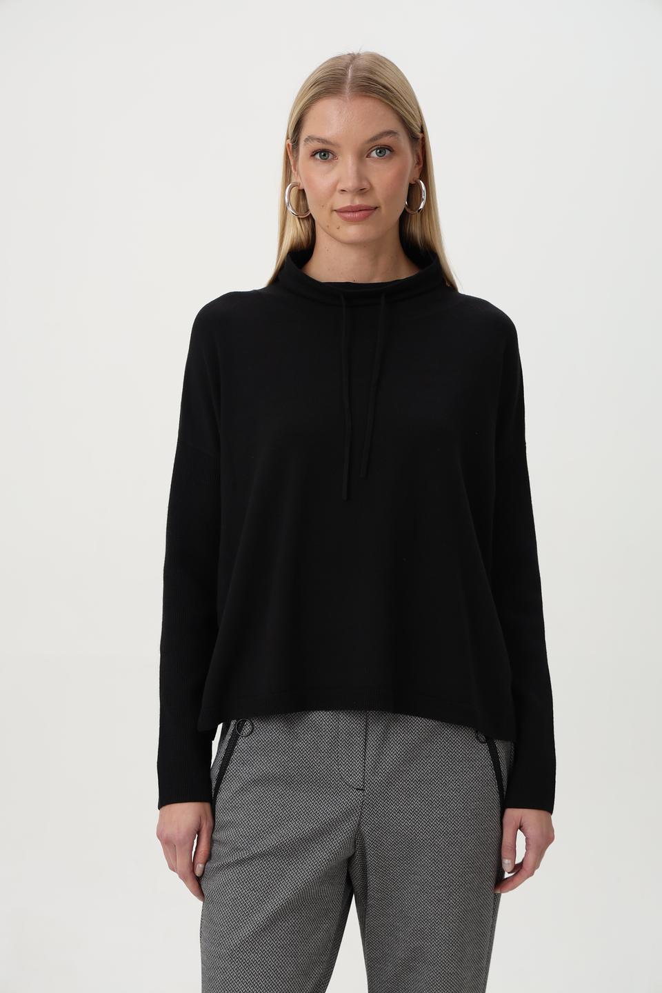 Пуловер Miss Lagotte с капюшоном черный