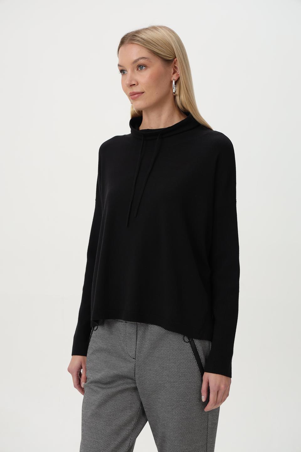 Пуловер Miss Lagotte с капюшоном черный