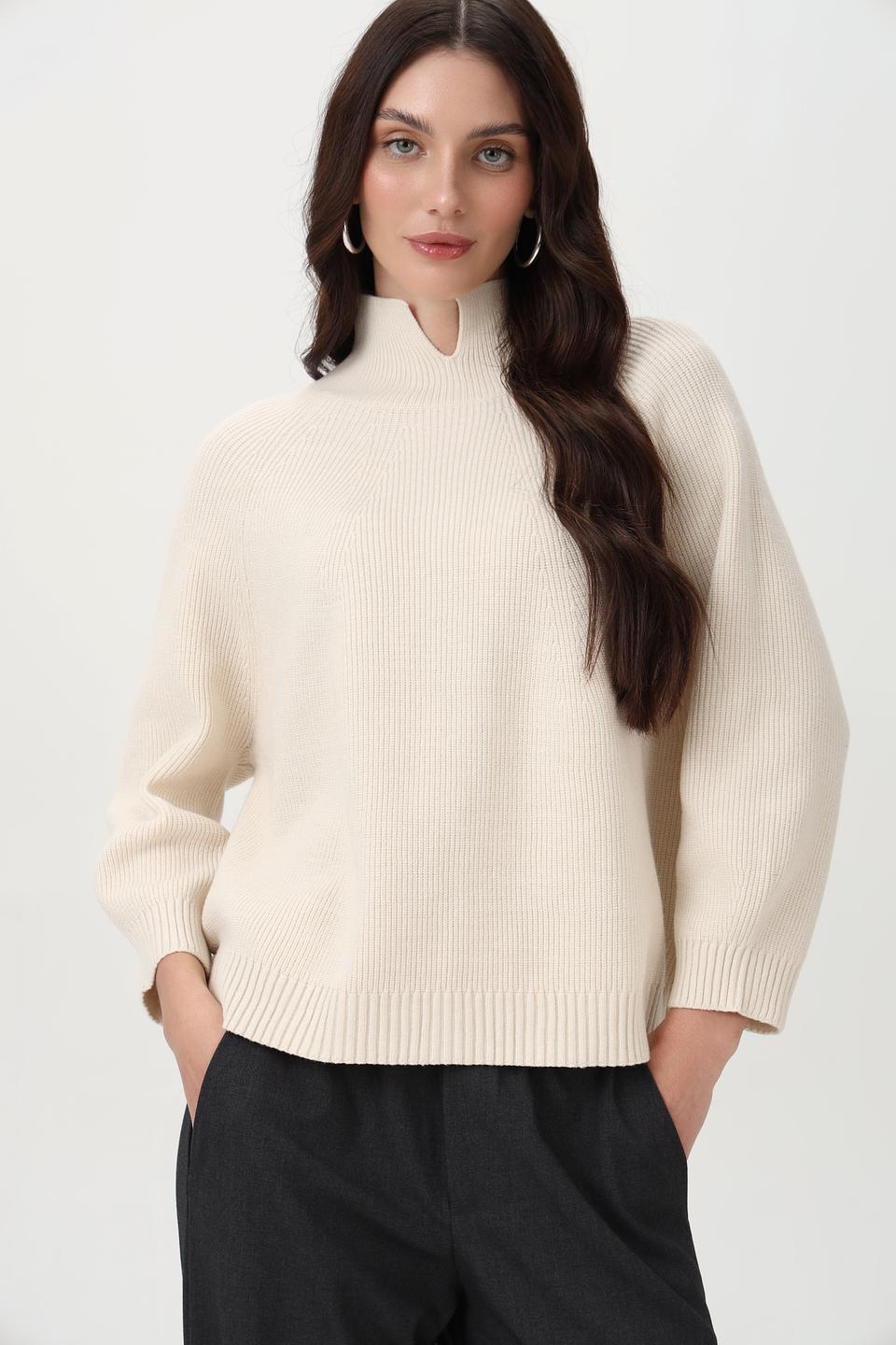 Пуловер Oui бежевый с вырезом