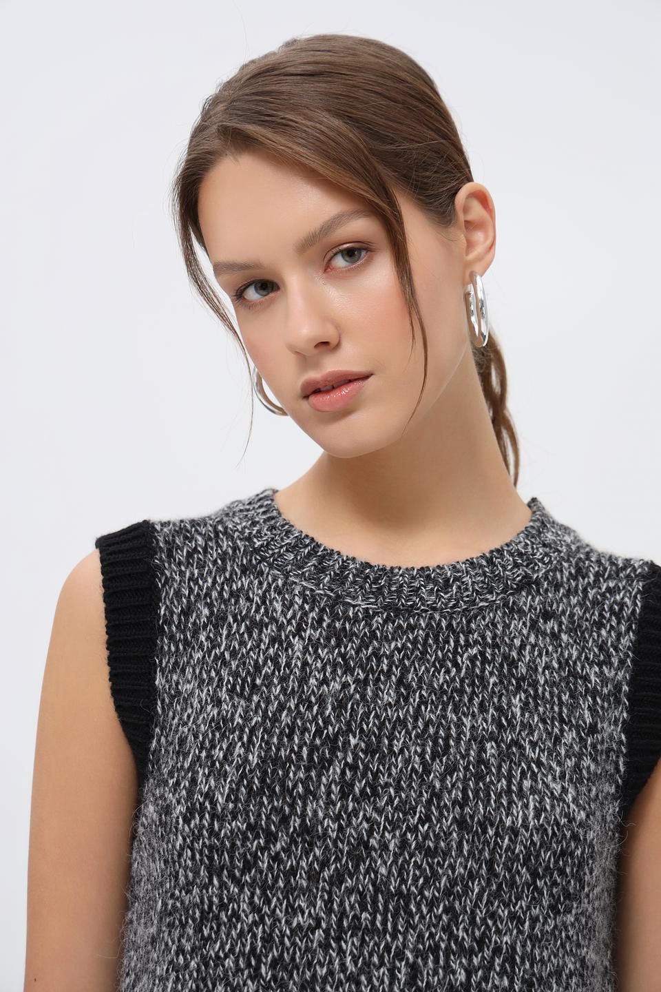 Жилет Oui с кружевом черный